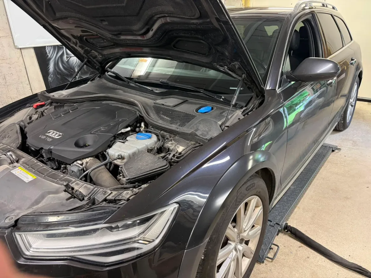 Audi med öppen motorhuv i JL Tunings verkstad i Kusmark