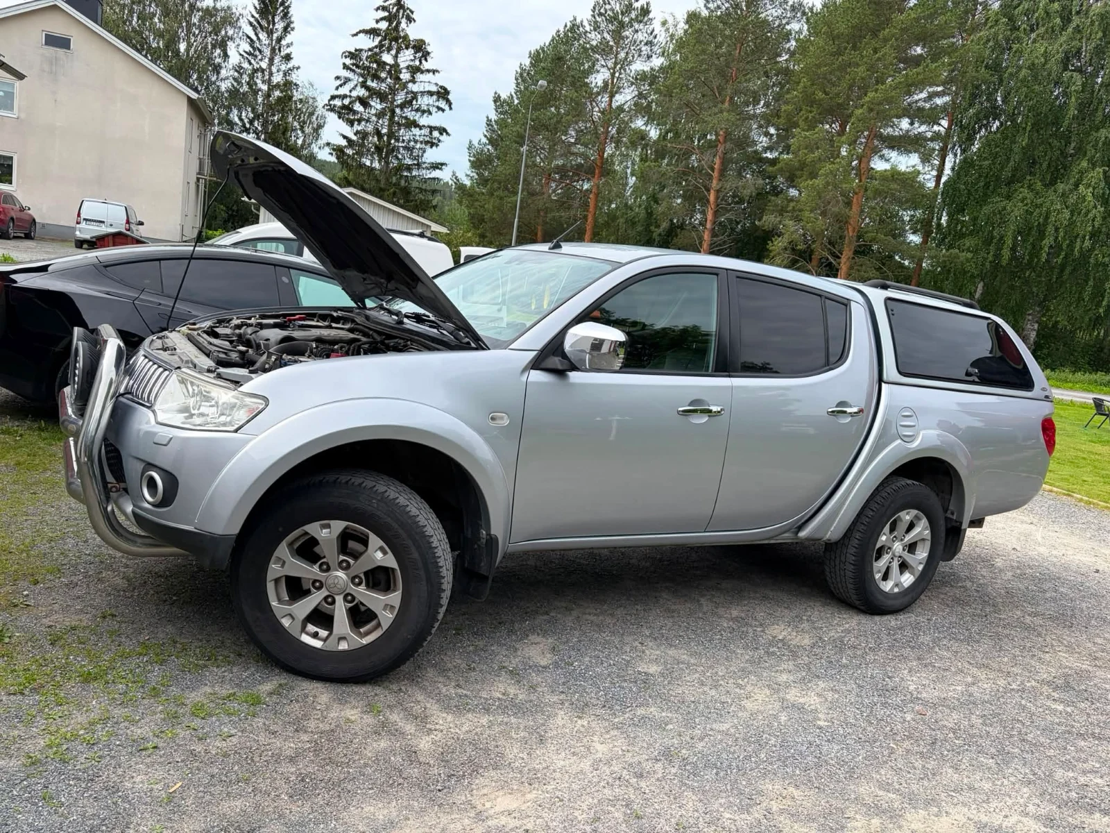 Mitsubishi L200 på gården utanför verkstaden
