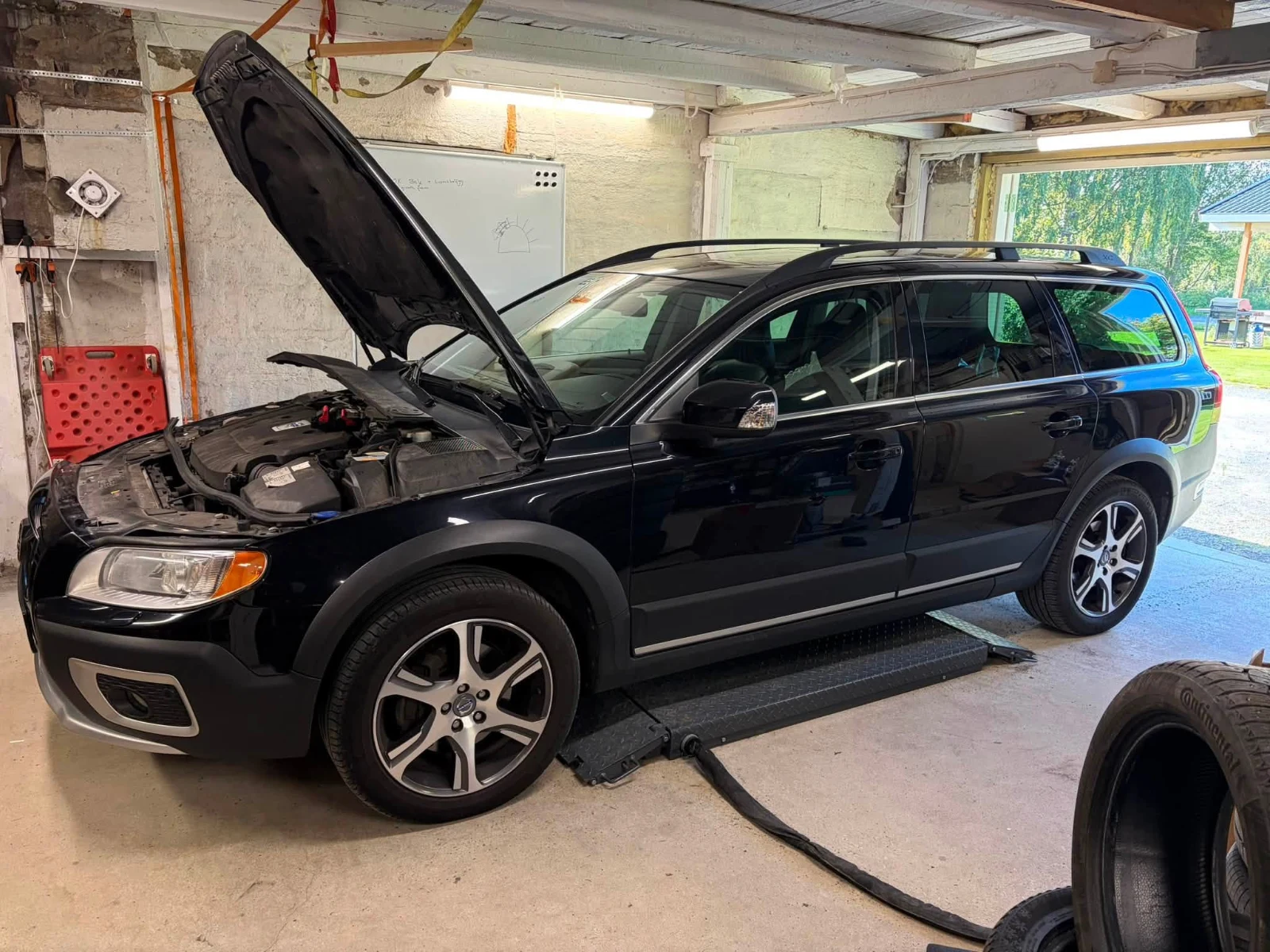 Volvo XC70 på lyft i JL Tunings verkstad i Kusmark